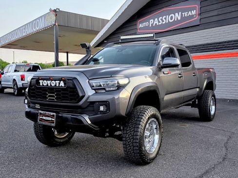 Used 2018 Toyota Tacoma TRD Off-Road w/ Technology Package AWD/4WD image 1
