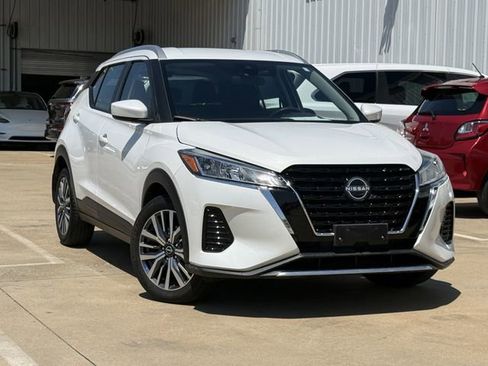 Used 2024 Nissan Kicks SV FWD image 2