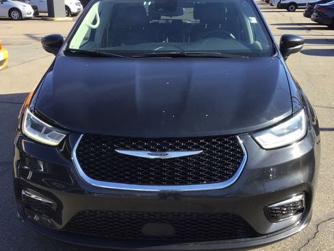 Used 2023 Chrysler Pacifica Touring-L image 2