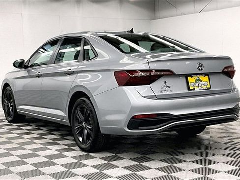 Used 2023 Volkswagen Jetta SE image 2