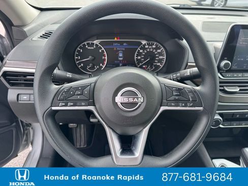 Used 2024 Nissan Altima 2.5 SV image 12