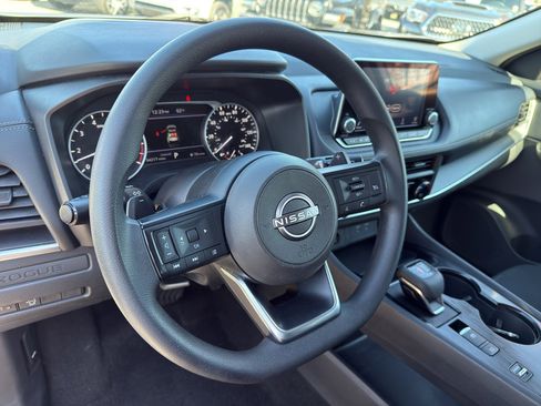 Used 2024 Nissan Rogue S image 33