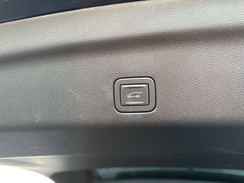 Used 2025 Cadillac Escalade Premium Luxury image 28