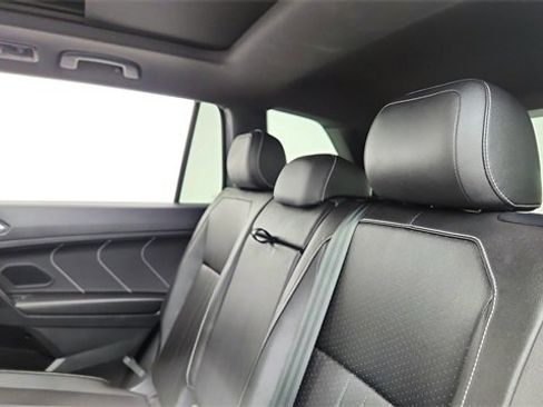 Used 2023 Volkswagen Tiguan SE R-Line image 33