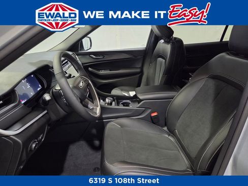 New 2025 Jeep Grand Cherokee L Altitude image 8