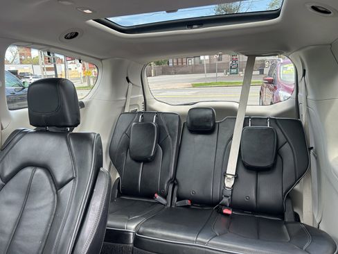 Used 2018 Chrysler Pacifica Limited w/ Advanced Safetytec Group FWD image 21