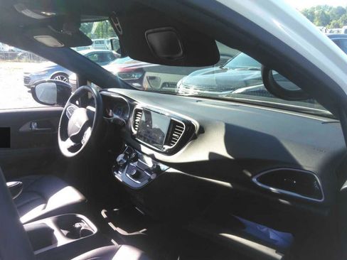 Used 2025 Chrysler Pacifica Select FWD image 5