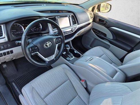 Used 2018 Toyota Highlander Plus FWD image 10