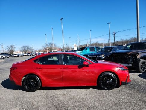 Certified 2025 Toyota Camry SE image 3