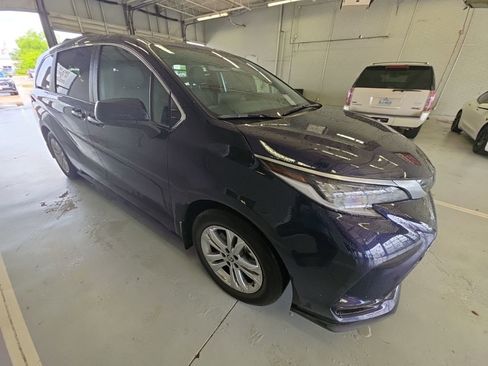 Used 2022 Toyota Sienna XSE w/ XSE Plus Package image 3