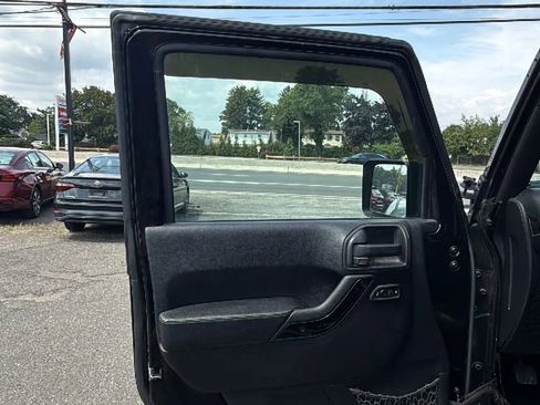 Used 2016 Jeep Wrangler Unlimited Sahara image 9