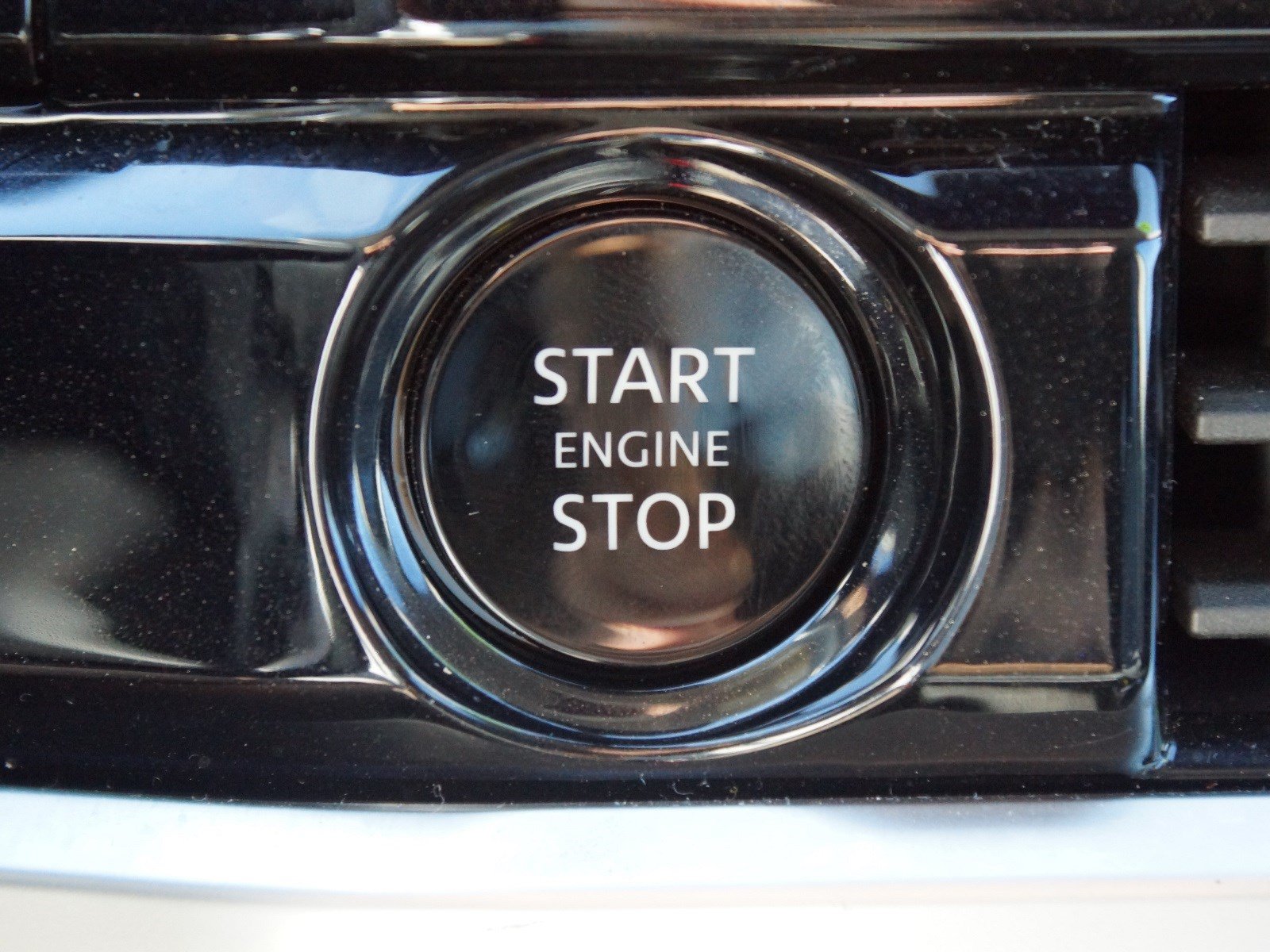 Used 2025 Nissan Pathfinder SL FWD image 9