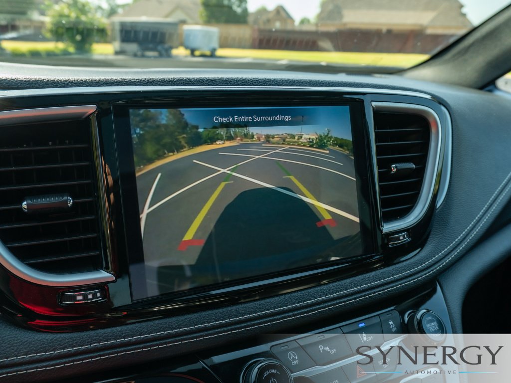 Used 2025 Chrysler Pacifica Limited FWD image 25
