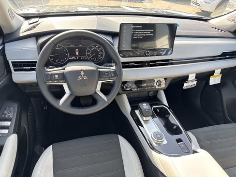 New 2025 Mitsubishi Outlander SE image 9