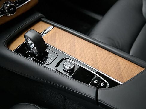 Certified 2023 Volvo XC90 B6 Plus AWD/4WD image 16