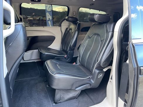 Used 2022 Chrysler Pacifica Limited image 22