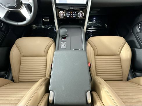 Used 2025 Land Rover Discovery Dynamic SE AWD/4WD image 22