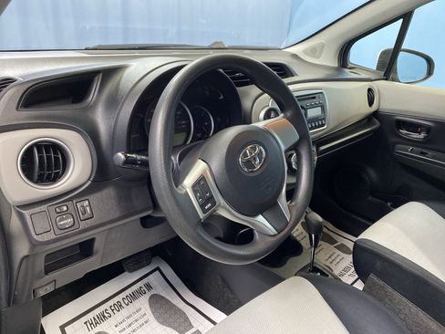 Used 2012 Toyota Yaris 4-Door Hatchback image 10