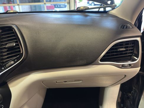Used 2019 Jeep Cherokee Limited AWD/4WD image 21