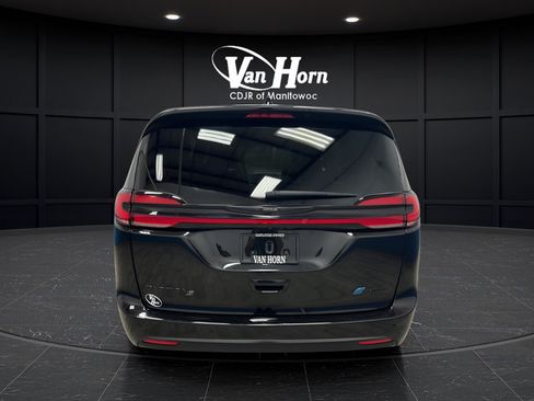 Used 2023 Chrysler Pacifica Limited w/ Uconnect Theater Family Group FWD image 6