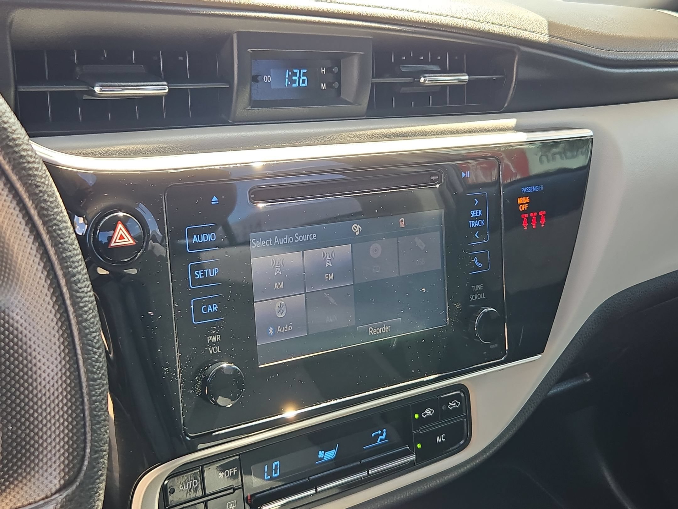 Used 2018 Toyota Corolla LE FWD image 16