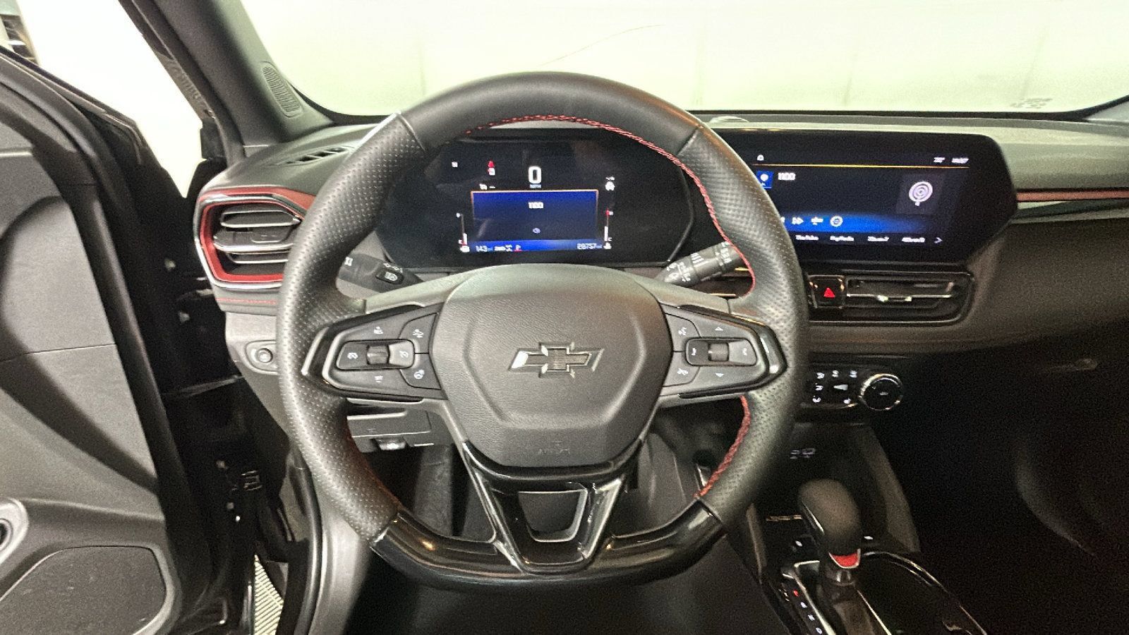Used 2025 Chevrolet TrailBlazer RS w/ Convenience Package AWD/4WD image 17