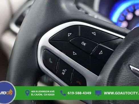Used 2023 Chrysler Pacifica Touring-L FWD image 21