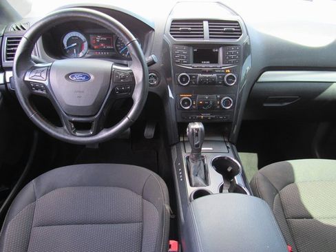 Used 2018 Ford Explorer XLT image 11