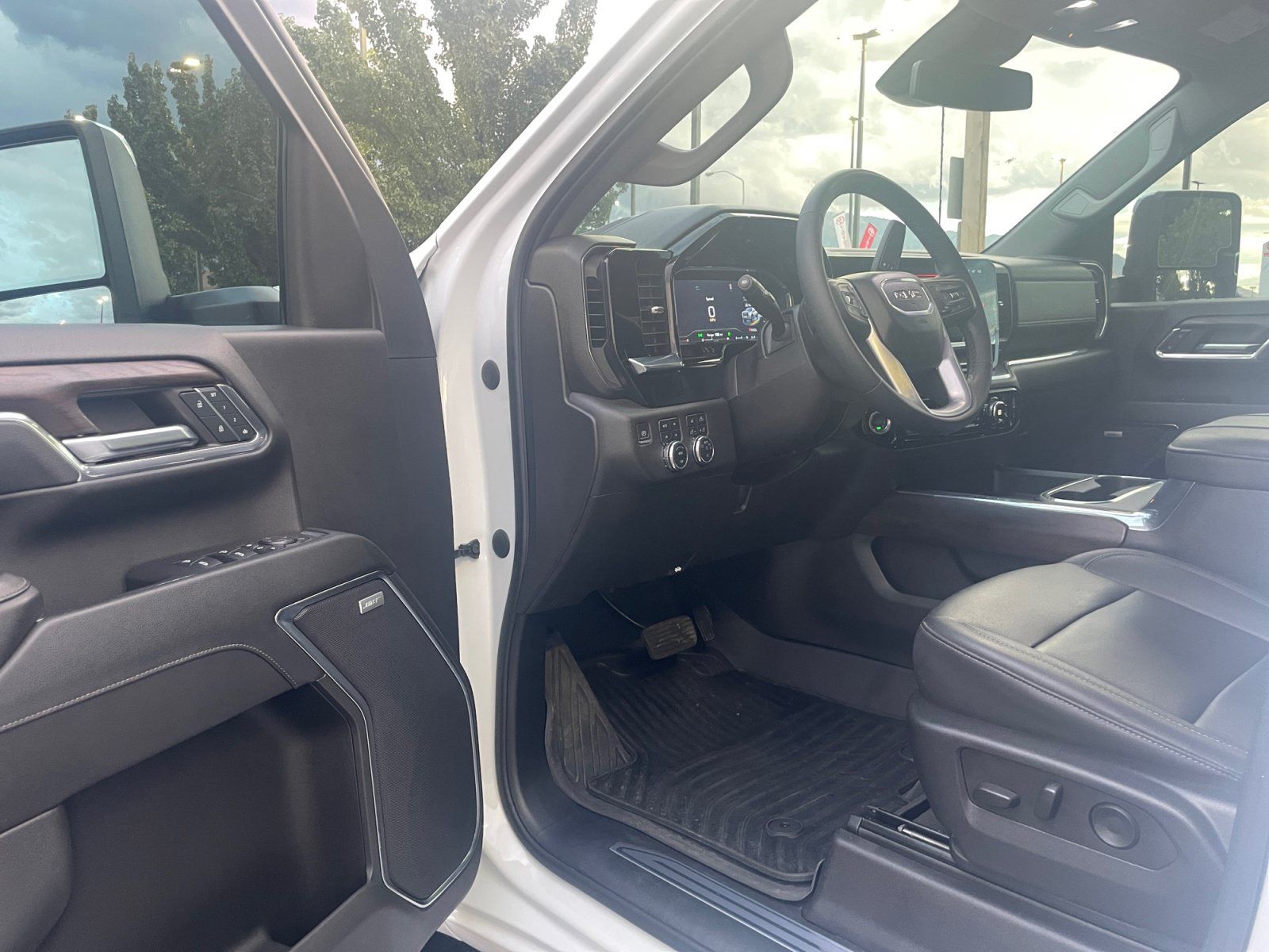 Used 2024 GMC Sierra 3500 SLT w/ SLT Convenience Package AWD/4WD image 22