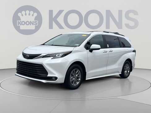 Used 2026 Toyota Sienna XLE AWD/4WD image 1