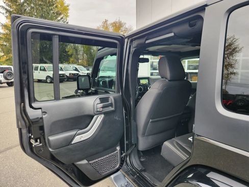 Used 2017 Jeep Wrangler Unlimited Sahara w/ Connectivity Group image 38