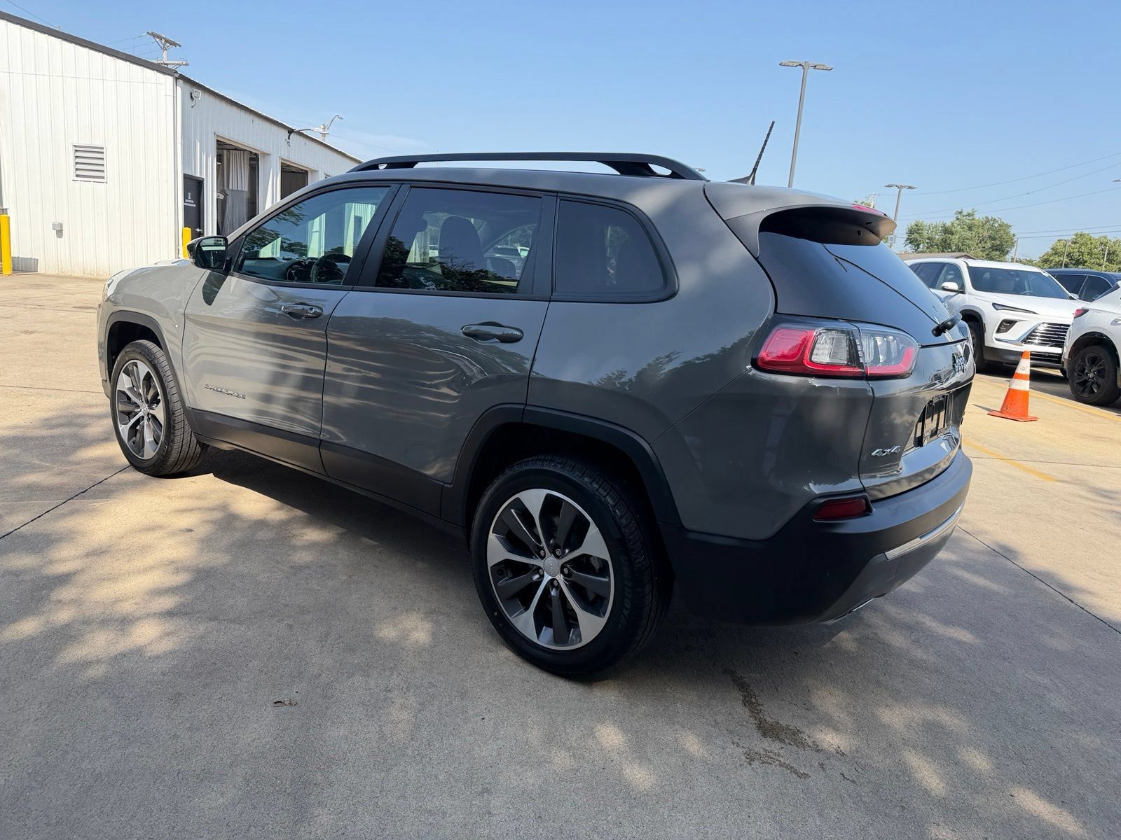 Used 2022 Jeep Cherokee Limited w/ Elite Package AWD/4WD image 28