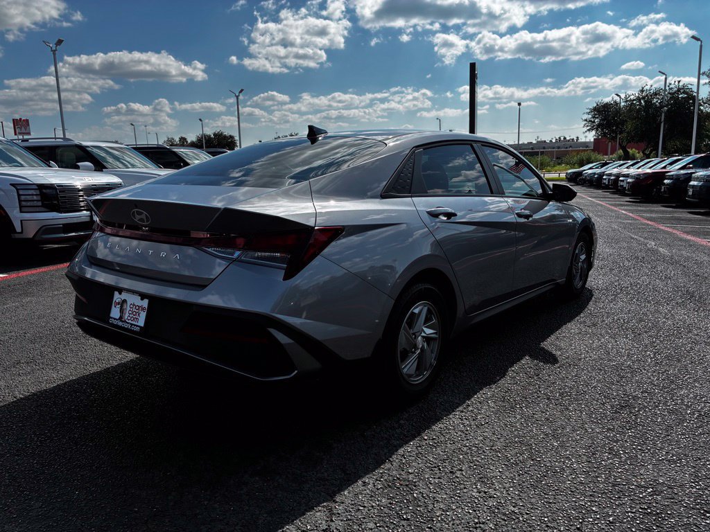 Used 2026 Hyundai Elantra SE FWD image 5