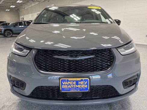 Used 2025 Chrysler Pacifica Limited image 2