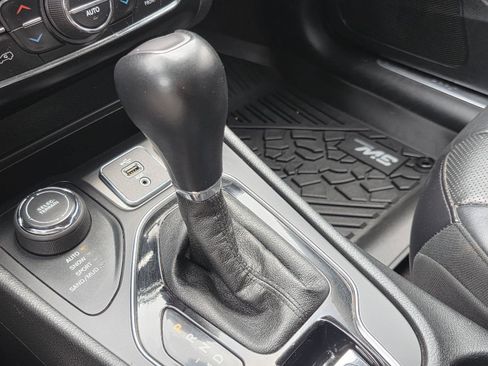 Used 2019 Jeep Cherokee Limited w/ Luxury Group AWD/4WD image 16