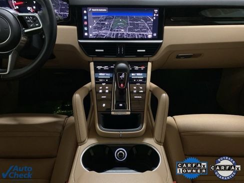 Used 2022 Porsche Cayenne w/ Premium Package image 12