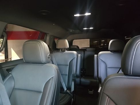 Used 2025 Chevrolet Traverse LT w/ Driver Confidence Package image 11