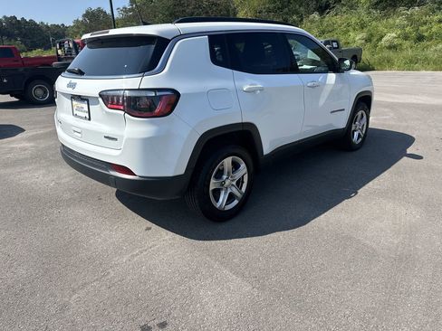Used 2024 Jeep Compass Latitude image 3