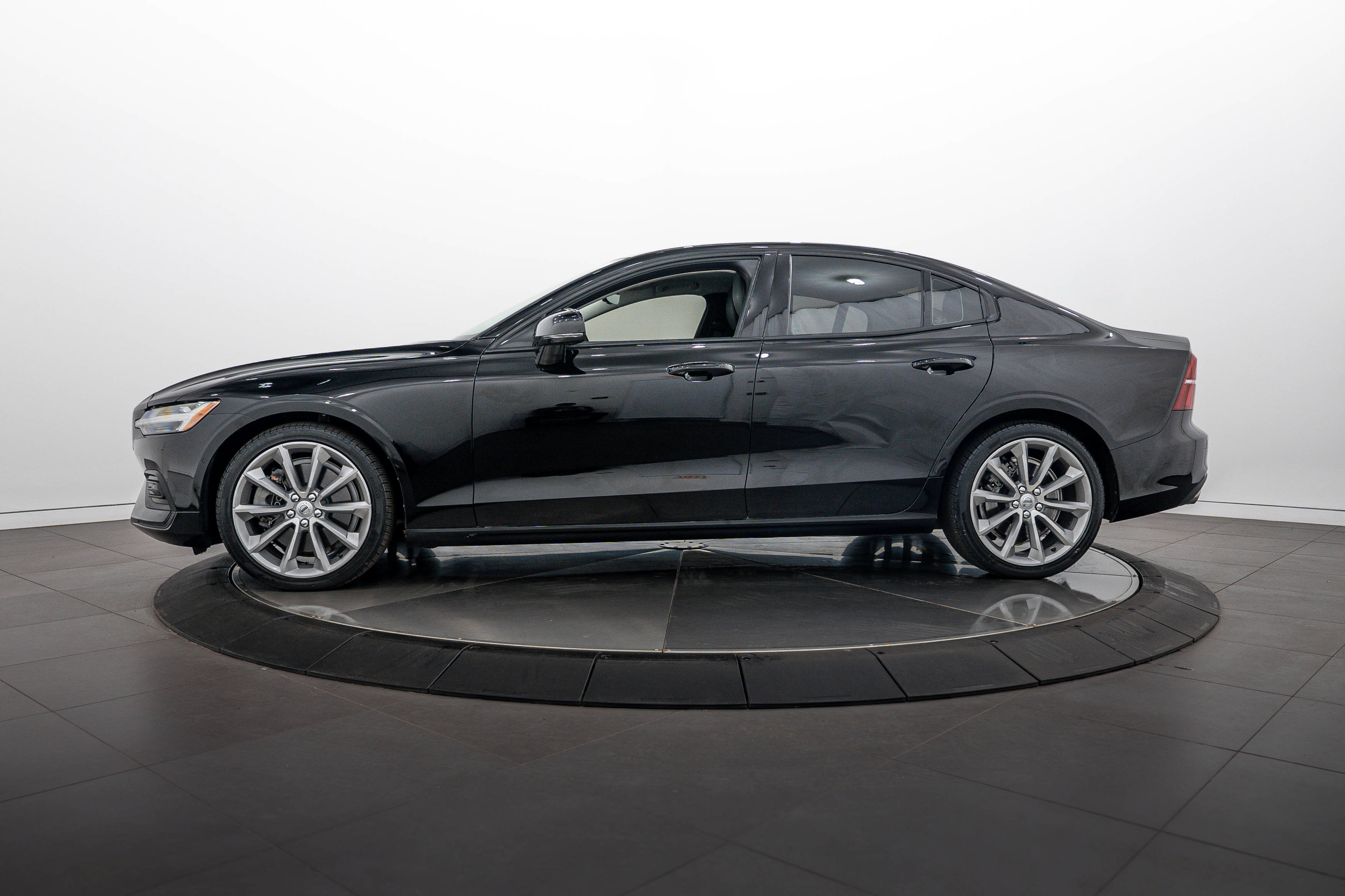 Used 2020 Volvo S60 T6 Momentum AWD/4WD image 6
