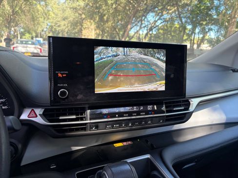 Used 2025 Toyota Sienna XLE FWD image 16