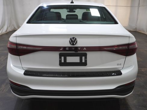 Certified 2025 Volkswagen Jetta SE image 5