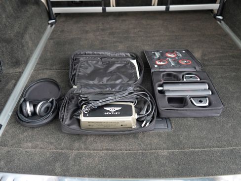 Used 2017 Bentley Bentayga image 48