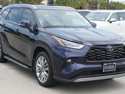 Used 2024 Toyota Highlander Platinum FWD image 3