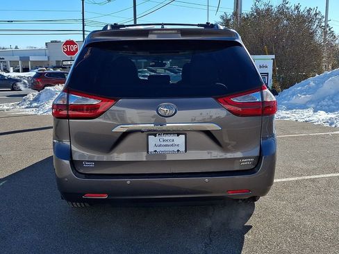 Used 2017 Toyota Sienna Limited image 9