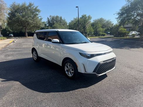 Used 2025 Kia Soul LX FWD image 5