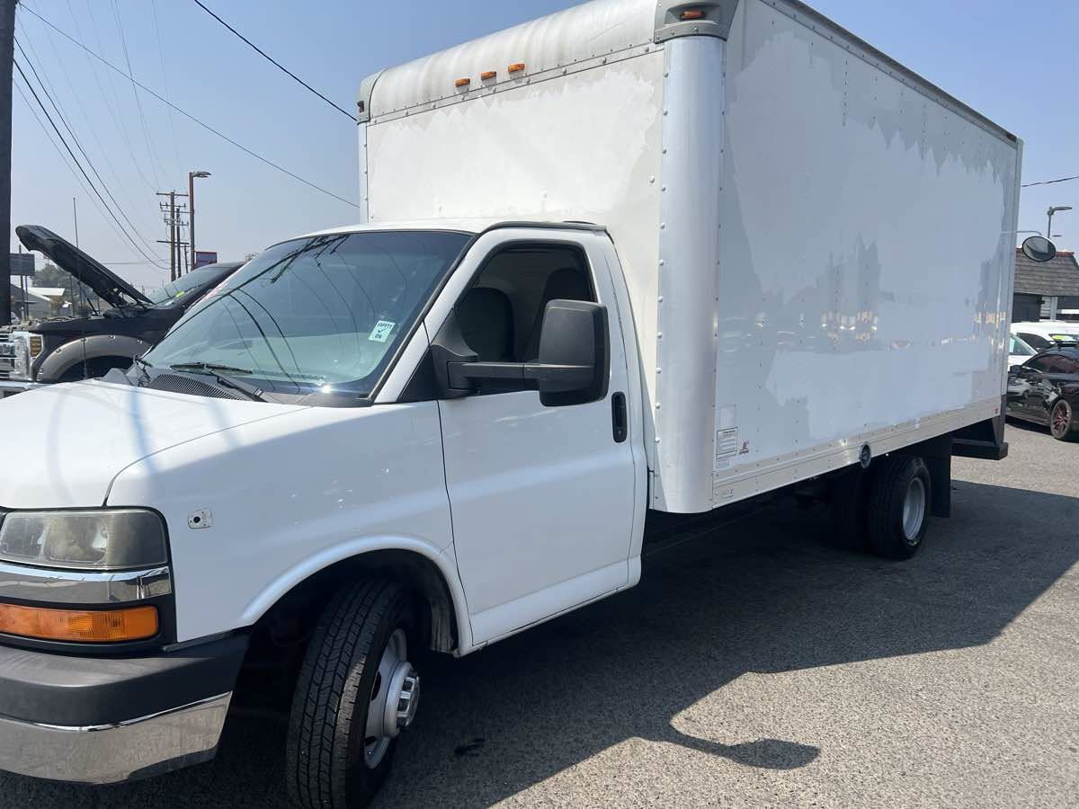 Used 2015 Chevrolet Express 3500 Extended w/ Chrome Appearance Package RWD image 3