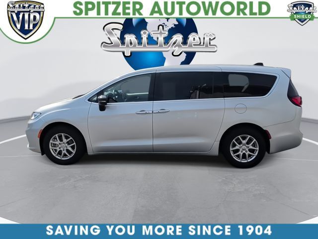 Used 2024 Chrysler Pacifica Touring-L FWD image 6