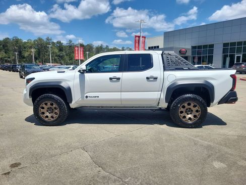 Used 2025 Toyota Tacoma Trailhunter AWD/4WD image 2