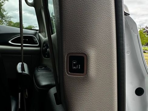 Used 2023 Chrysler Pacifica Touring-L FWD image 18