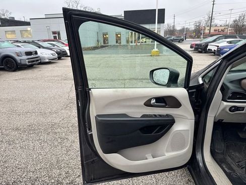 Used 2018 Chrysler Pacifica Touring-L image 17